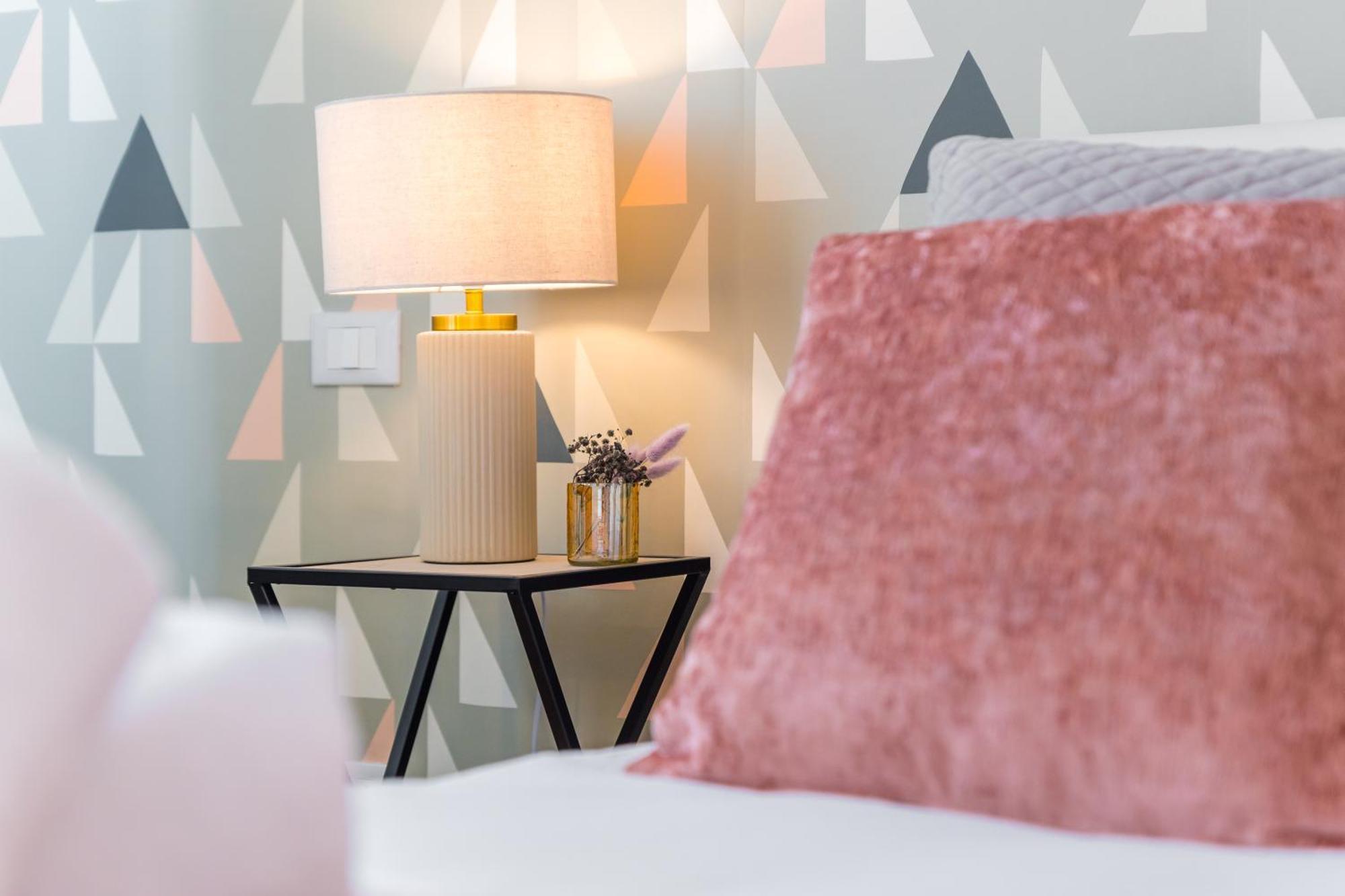 Bauhaus - Sleepwithme - Free Parking - Free Braeakfast - Very Friendly Staff Apartment