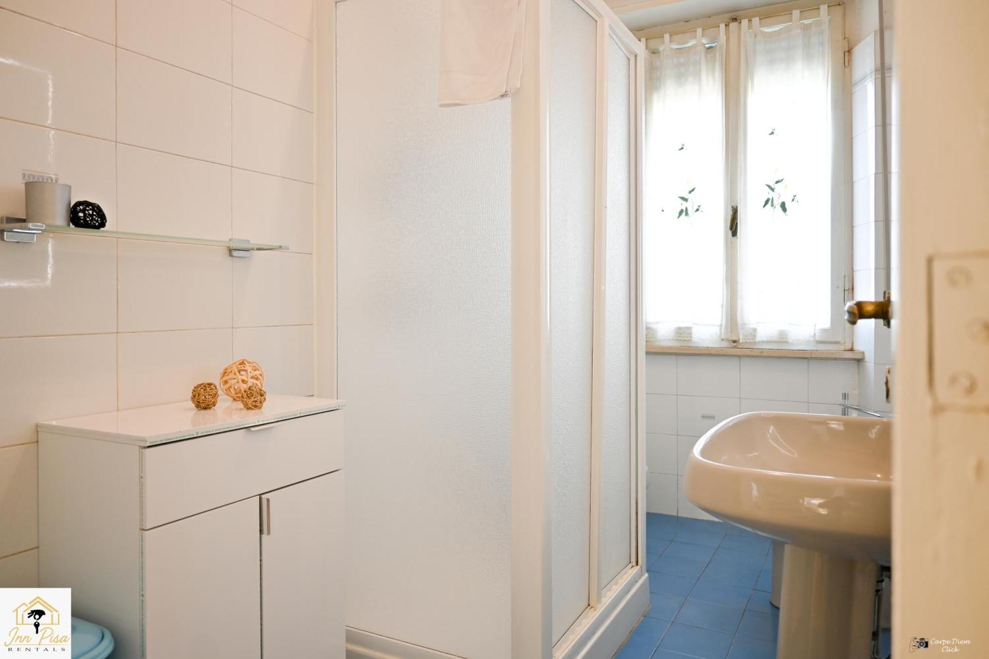 2 - Sunny Corner Flat Apartment *