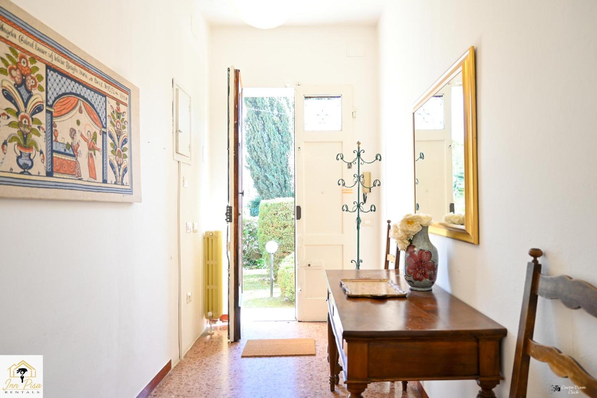 2 - Sunny Corner Flat Apartment