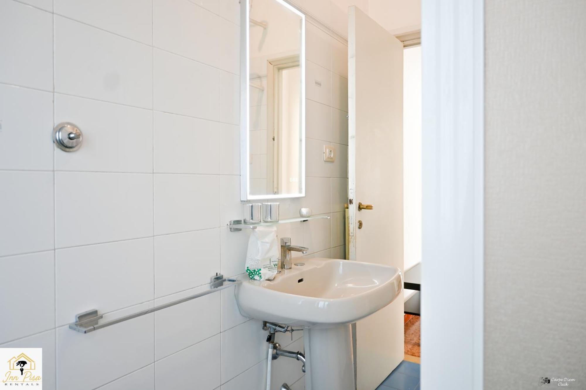 2 - Sunny Corner Flat Apartment *