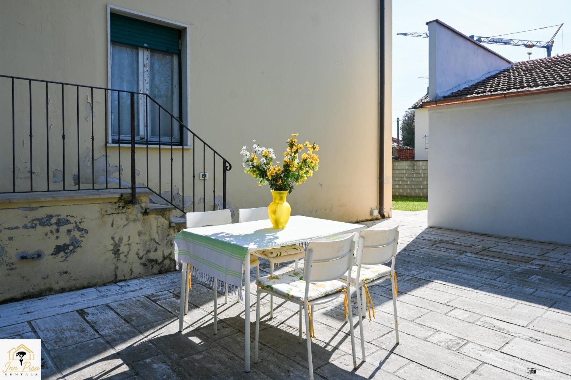 2 - Sunny Corner Flat Apartment *