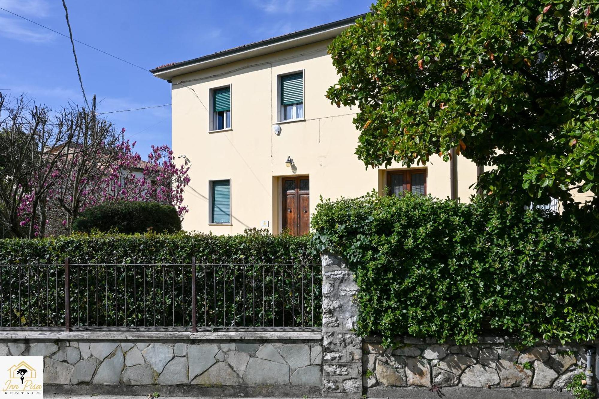 2 - Sunny Corner Flat Apartment *