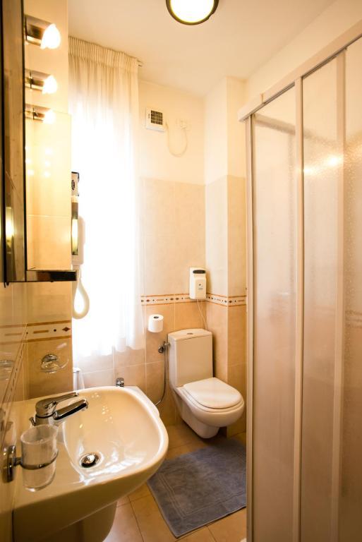 Khách sạn Roma 3*
