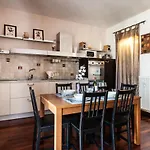 Hostly - Light And Wood Near The Tower - 100Sqm, 6 Pax, 2 Bedrooms, Town Center