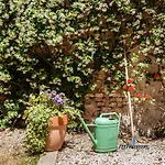 Hostly - Garden House Near The Tower - Historical House With Private Garden