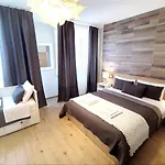 Pisa City Lodge