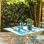 Hostly - The Urban Garden House - 3 Bedrooms, Garden, Great Location!