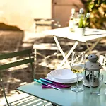 Hostly - The Urban Garden House - 3 Bedrooms, Garden, Great Location!