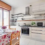 Cozy Apartment Near The Hospital With 2 Balconies!