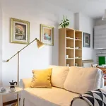 Cozy Apartment Near The Hospital With 2 Balconies!