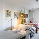 Cozy Apartment Near The Hospital With 2 Balconies!