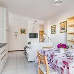 Cozy Apartment Near The Hospital With 2 Balconies!