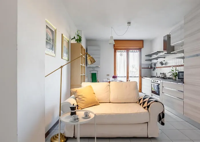 Cozy Apartment Near The Hospital With 2 Balconies!