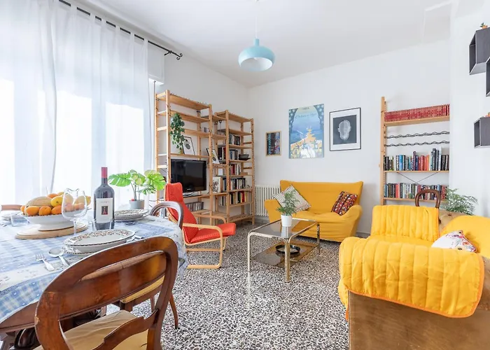 Porta A Lucca - Pisa Bright Apartment With Balcony