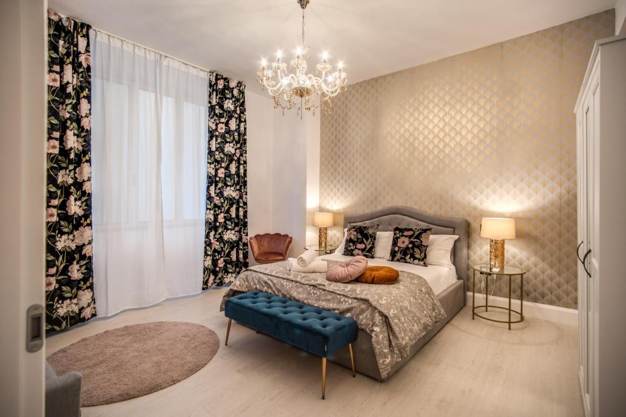 Apartment Aweshomeitaly - White Mirrors