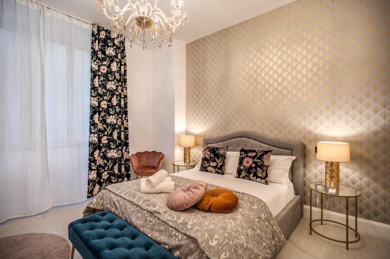 Aweshomeitaly - White Mirrors Apartment *