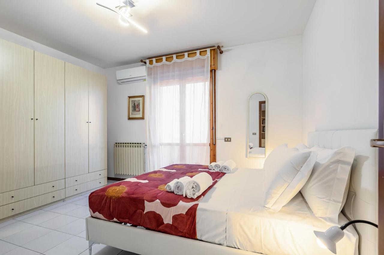 Cozy Near The Hospital With 2 Balconies!