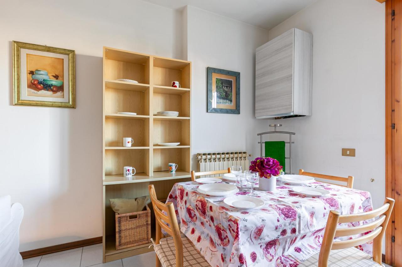 Cozy Near The Hospital With 2 Balconies!