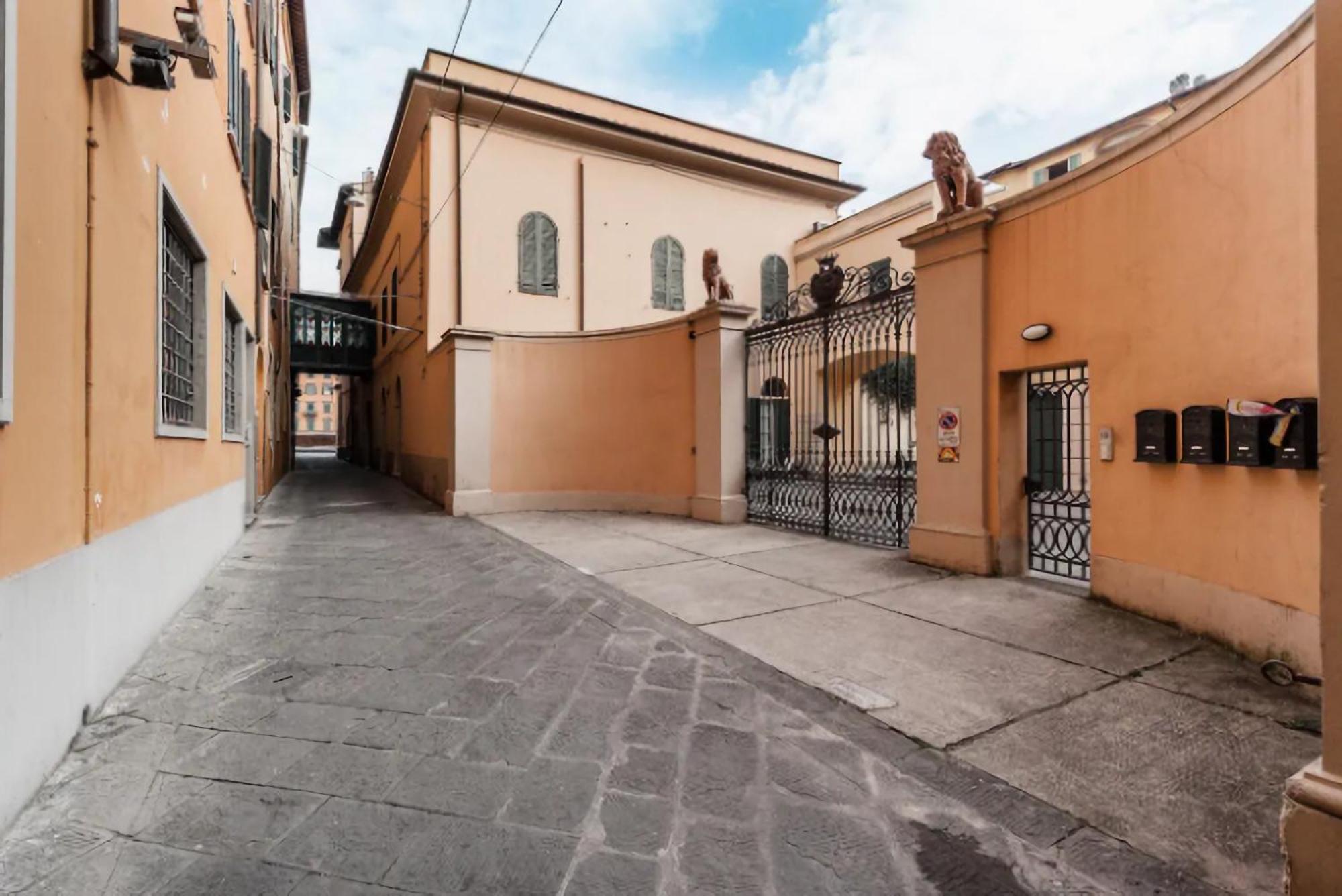 Nel Centro Storico Di * Pisa