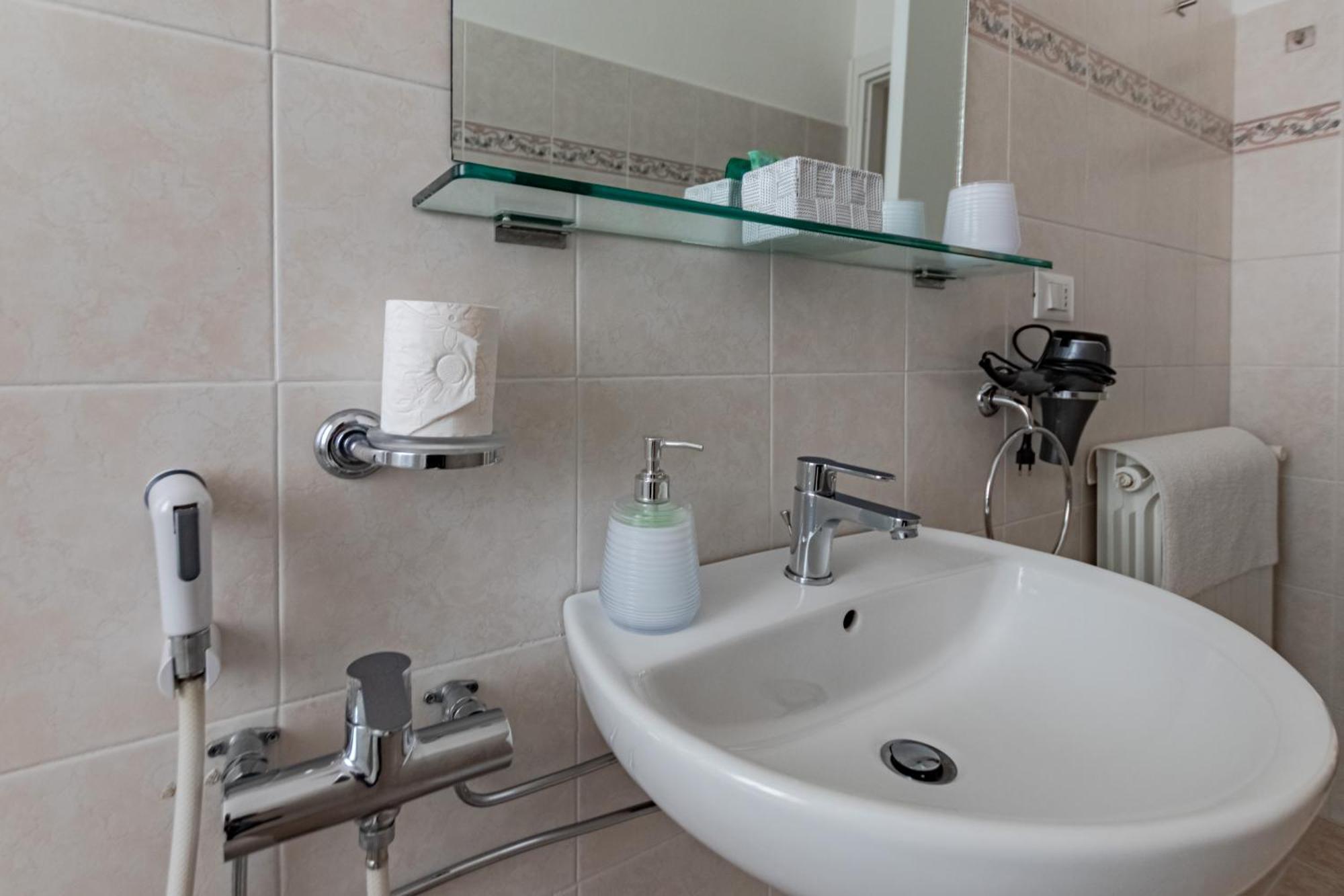 Homestay Pit Stop, Con Bagno Privato, Parcheggio E Clima Pisa