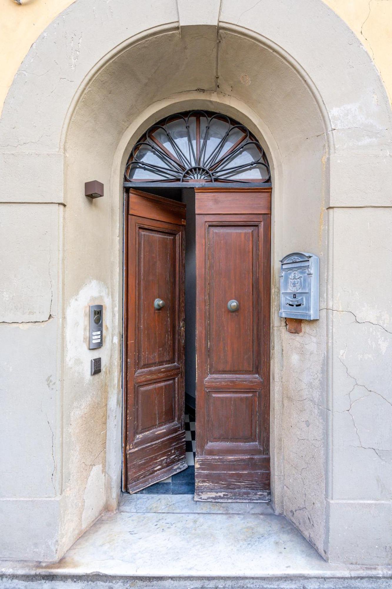 Via Corsica 10 *