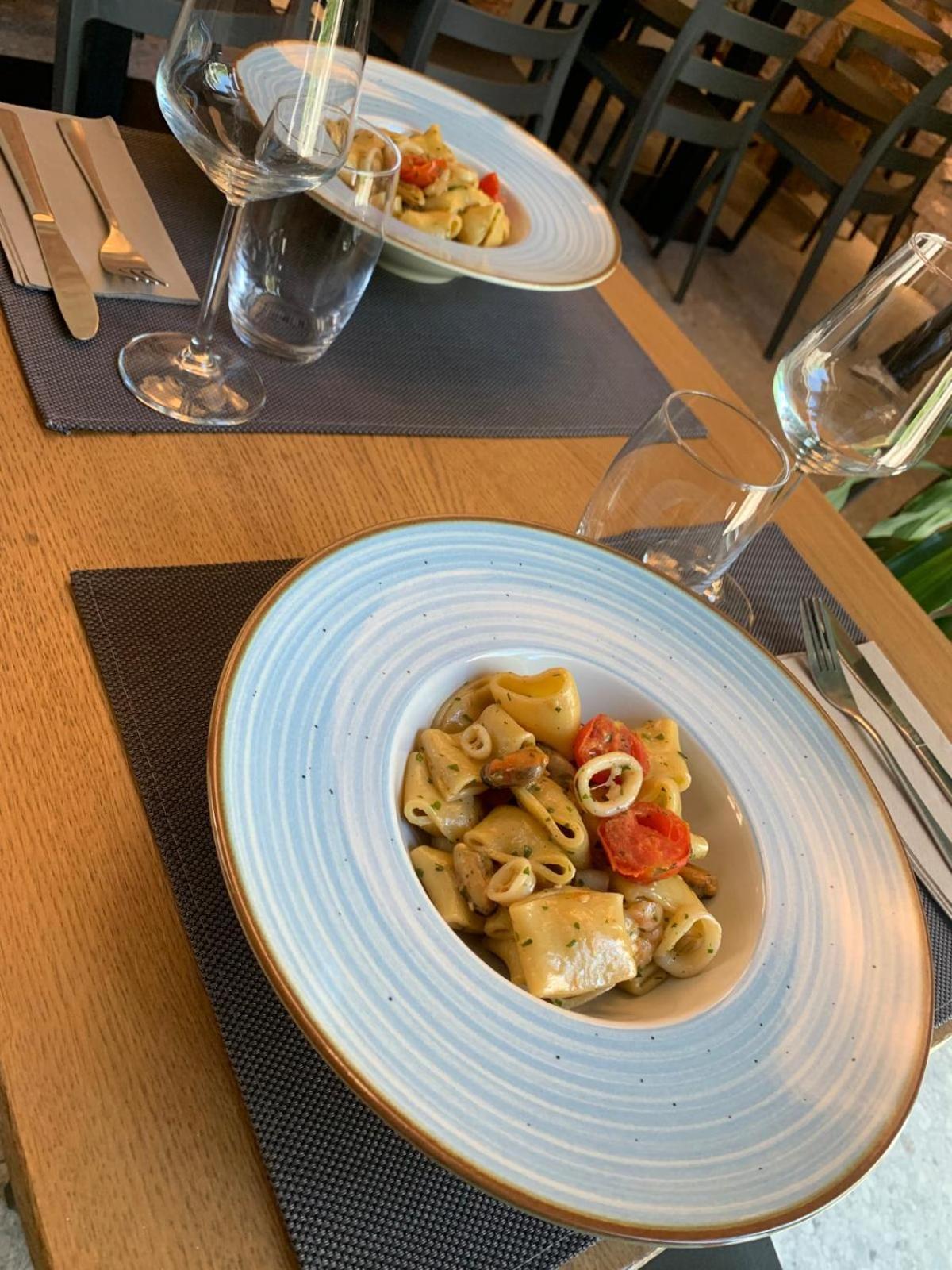 Via Corsica 10 *