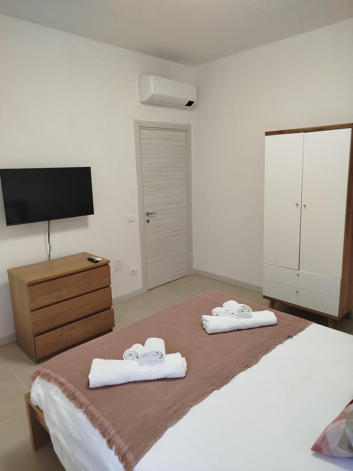 Apartment Con 2 *