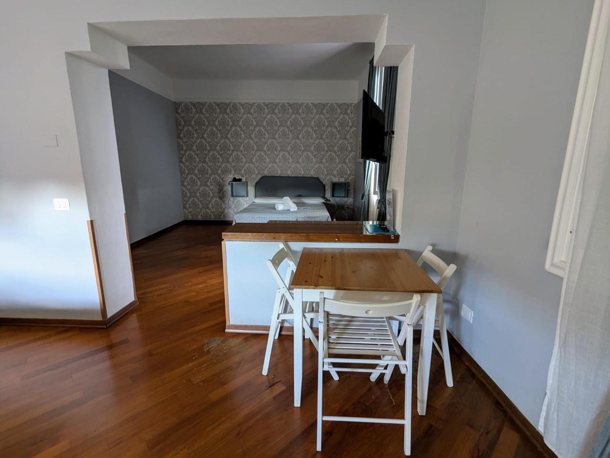 Hotel Athena 3*