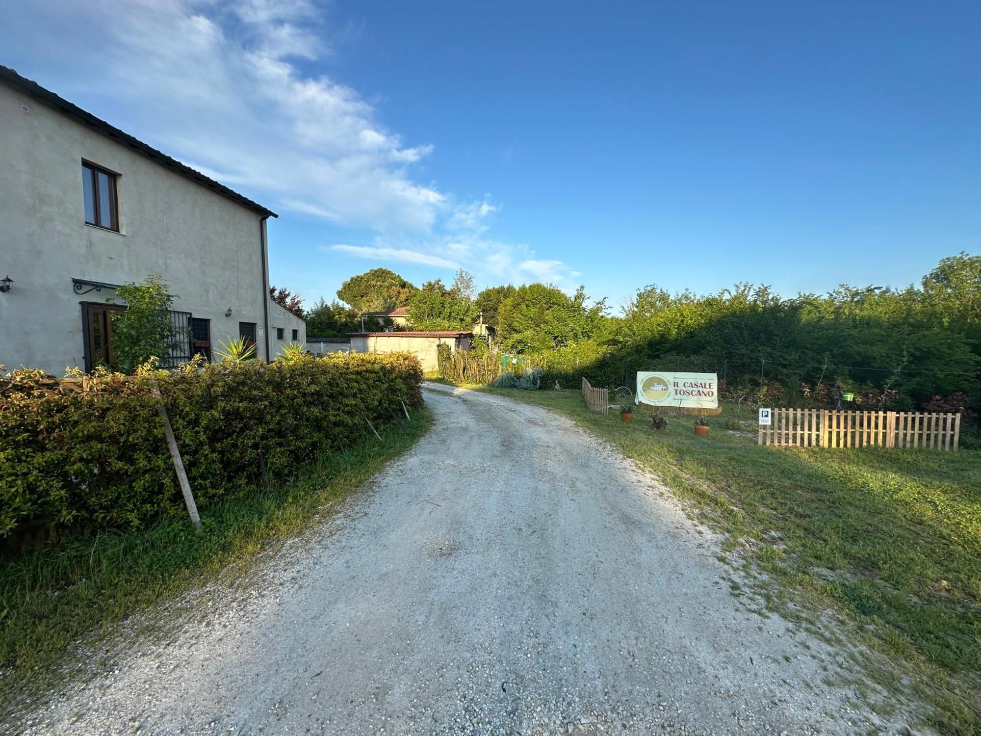 Landhaus - Il Casale Toscano - 1900mt From The Tower Of & Trains Station - Free Parking - No Breakfast - No Air Conditioning But Fan - Only Self Check-in Access From 3 Pm