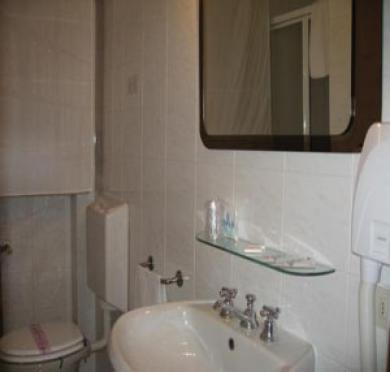 Khách sạn Capitol 3*