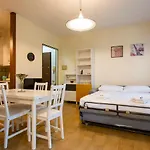 Altido Lovely Flat For 4 With Balcony And Free Parking