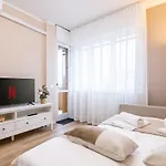 Kristel House Cisanello, Free Parking