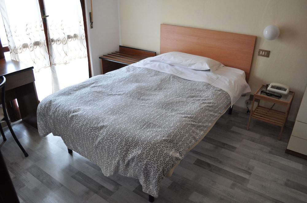 Hotel Cecile 2*