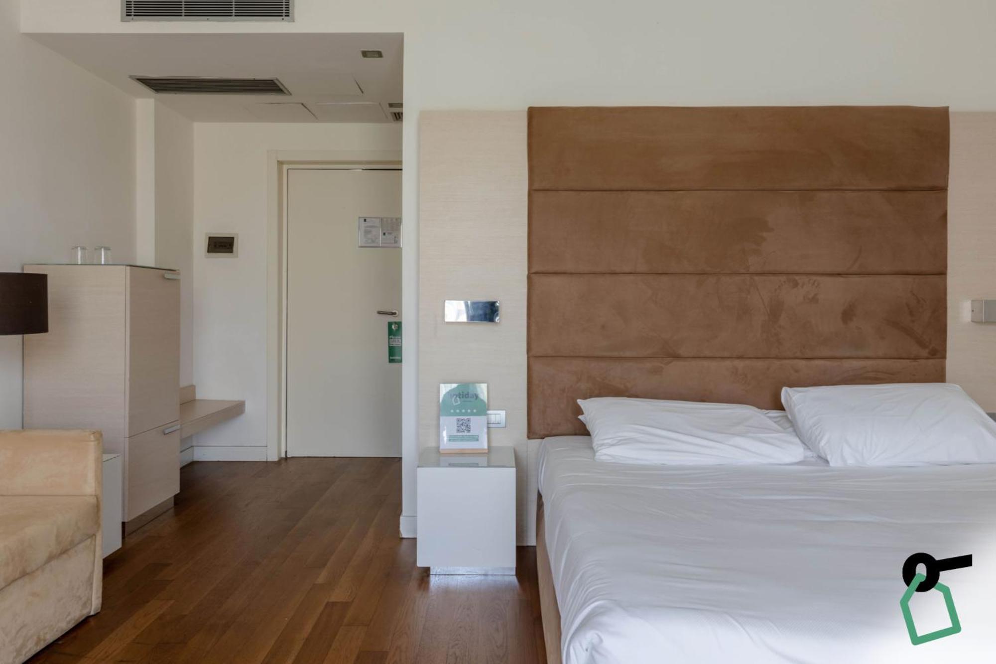 Hotel Hotiday Collection -