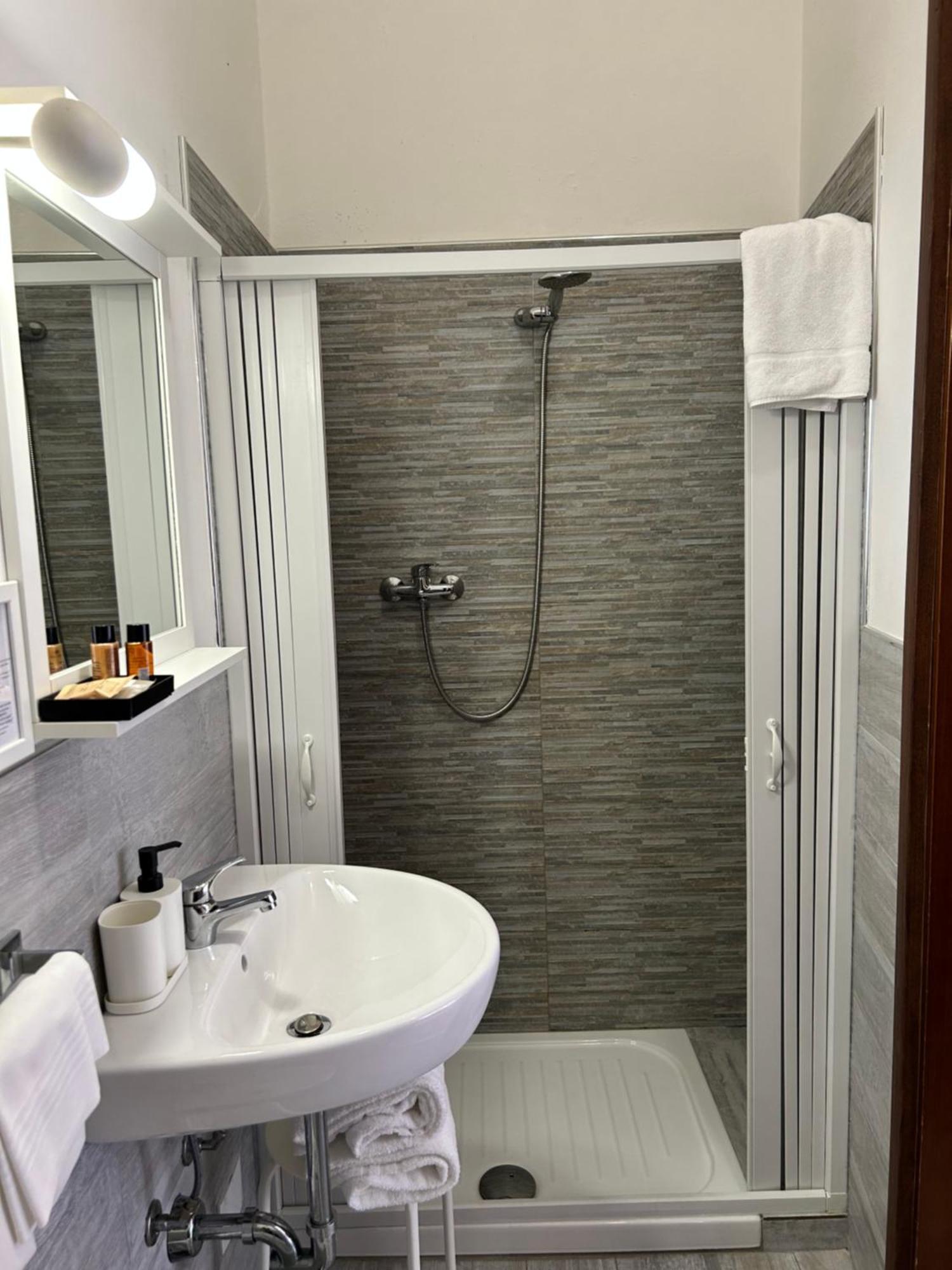 Hotel Cecile 2*