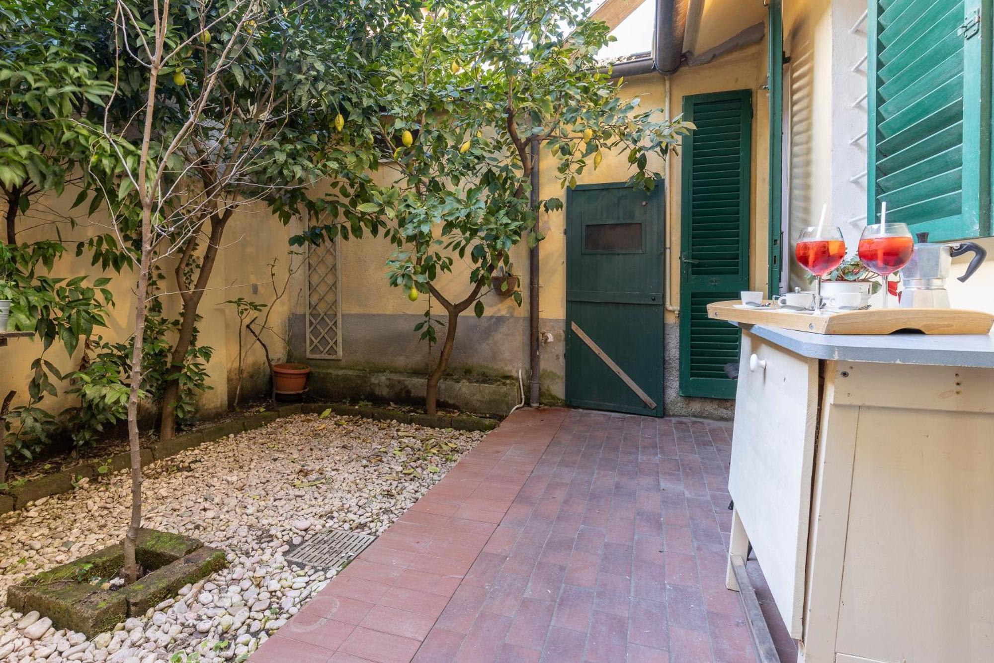 Lungarno Charismatic With Private Garden Apartment
