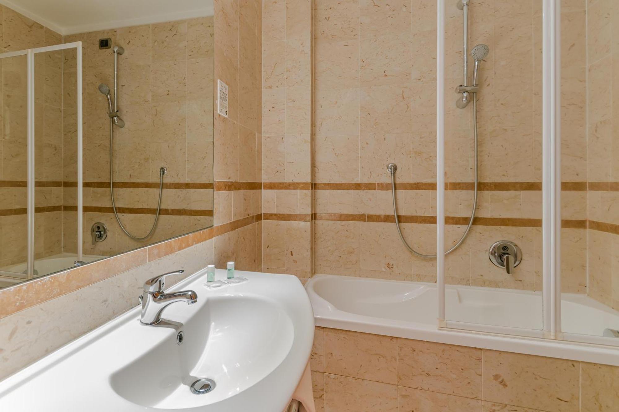 Airport Hotel 3*