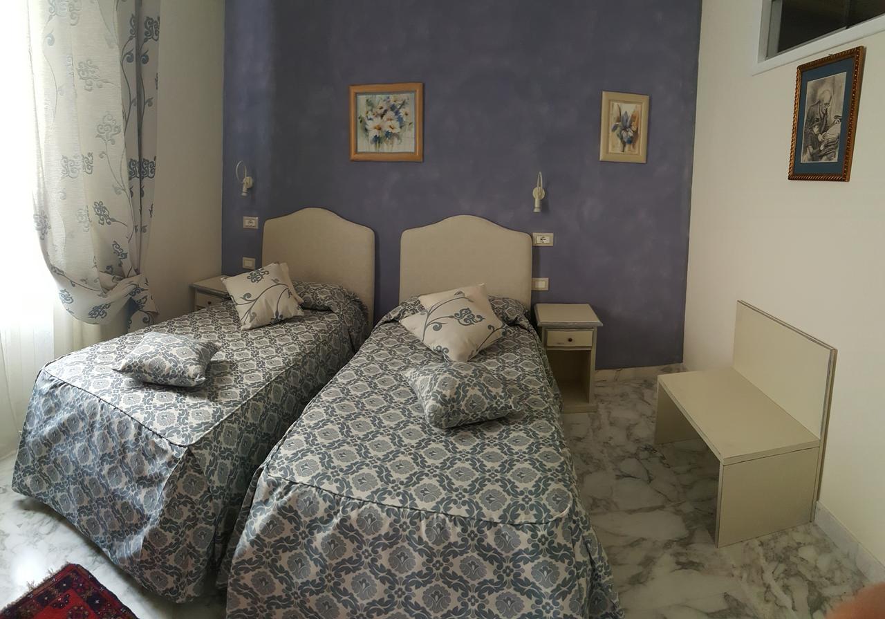 Five Roses Bed & Breakfast 2*