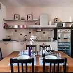 Hostly - Light And Wood Near The Tower - 100Sqm, 6 Pax, 2 Bedrooms, Town Center