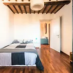 Hostly - La Pera Suite Apartment - 2 Bedrooms, Full Center