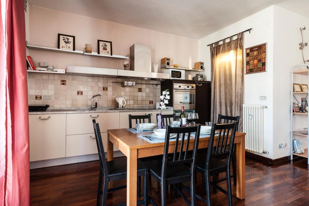 Hostly - Light And Wood Near The Tower - 100sqm, 6 Pax, 2 Bedrooms, Town Center *