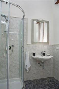 Lady Rose Bed & Breakfast 2*